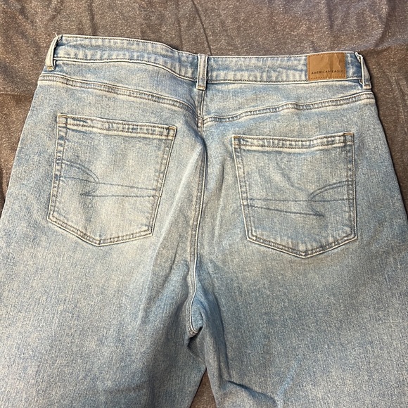 Light wash American eagle mom jeans - Picture 2 of 4